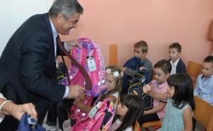 Ajnadžić obradovao prvačiće novim školskim torbama i priborom